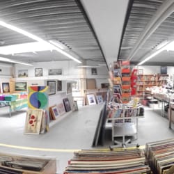 Stilbruch - Bücher- Schallplatten- und Bilder-Ecke im ersten Stock
