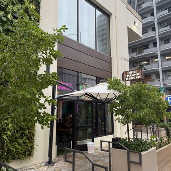 Big Island Burger - Cute exterior but can be easily missed - Burgers Near Me - Urban Honolulu, Hawaii