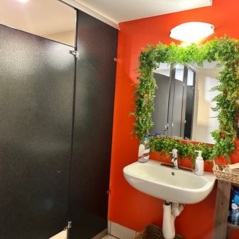 Chicago Waffles - Clean bathroom - Breakfast & Brunch Near Me - Chicago, Illinois Chicago Waffles - Clean bathroom - Breakfast & Brunch Near Me - Chicago, Illinois