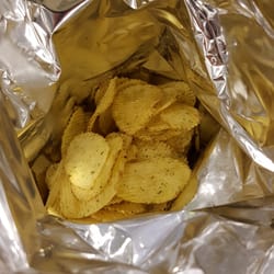 Elgiganten Megastore Häggvik - Chips 175 gram för 10 kronor, estrella med skalet kvar sourcream and onion har blivit ännu godare!