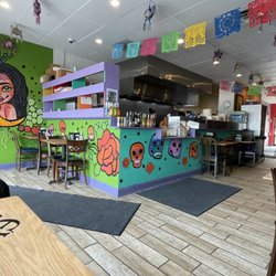 Taqueria El Travieso - Colorful interior
