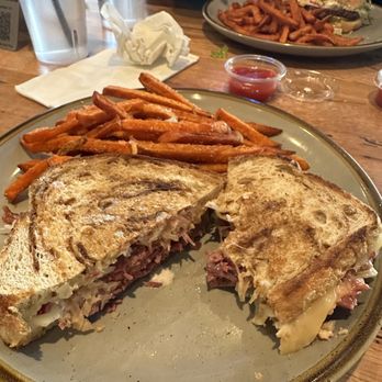 Vibrissa Beer - Reuben with sweet potato fries - Brewpubs Near Me - Winchester, Virginia