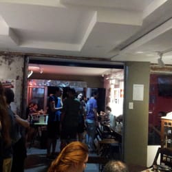 At Home Hostel & Pub - Foto do interior do pub.