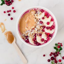 Bär Bar - Caramel Dream Bowl - smoothie bowl with a classical combination of lingon berries and caramel. Homemade and vegan, of course.