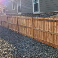 Integrity Fencing & Supply - Back side of a 5ft dog earred privacy with steel posts and notice you can not see the steel post!