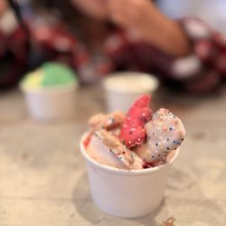 Scoop Street - Strawberry cheesecake with animal crackers