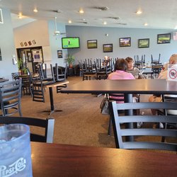 Sandbagger Restaurant - Clean dining room.