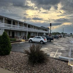 Comfort Inn & Suites Chillicothe - Motel format and driveway
