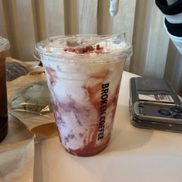Broken Cream Strawberry Latte