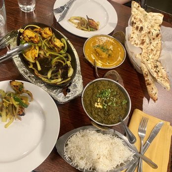 India Gate Restaurant - Paneer spinach and chicken tikka and Garlic Naan and Chicken Curry - Indian Near Me - Tustin, California