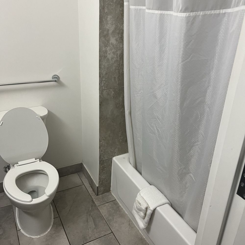 Motel 6 - Bathroom - Hotels Near Me - Allentown, Pennsylvania
