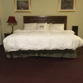 Mountaineer Hotel - Huge king bed - Hotels Near Me - Williamson, West Virginia