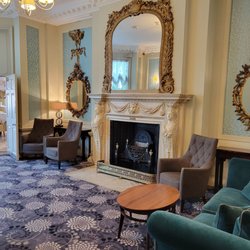 Sir Christopher Wren Hotel - The drawing room,cosy! I wish they had hot water and tea available for the guests of the hotel.