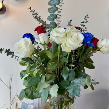 Bloom - Independence Day themed bouquet at ye hostess's table - American Near Me - Santa Clara, California