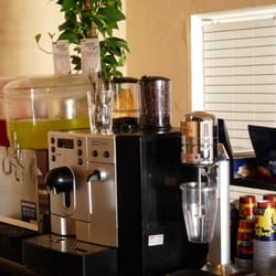 Academy - Unsere Bar bietet leckere Kaffeevariationen, Mineral- und Eiweißdrinks, Snacks und mehr.