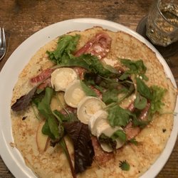 Pannenkoeken Huis ten Bosch - Pancake with goat cheese, bacon, apple, drizzled with hiney