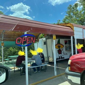 El Paisa - people sitting at a table outside of a restaurant - Food Trucks Near Me - Belton, Texas El Paisa - people sitting at a table outside of a restaurant - Food Trucks Near Me - Belton, Texas