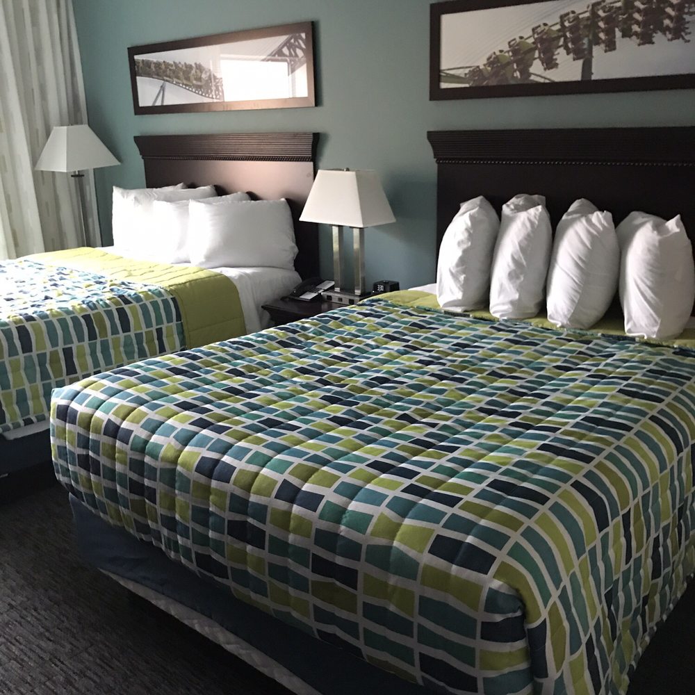 Cedar Point's Express Hotel - Nice comfy beds and pillows. Colors are fun and I love the coaster art - Hotels Near Me - Sandusky, Ohio Cedar Point's Express Hotel - Nice comfy beds and pillows. Colors are fun and I love the coaster art - Hotels Near Me - Sandusky, Ohio