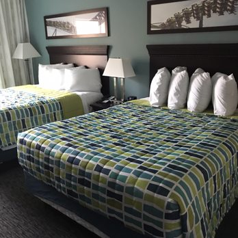 Cedar Point's Express Hotel - Nice comfy beds and pillows. Colors are fun and I love the coaster art - Hotels Near Me - Sandusky, Ohio