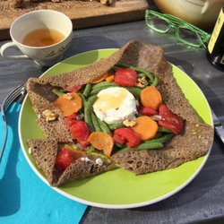 Chez Antoinette - La galette chevre frais et ses petits légumes, notre grand classique!