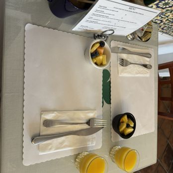 The Eagle Inn - Table setup - Hotels Near Me - Santa Barbara, California