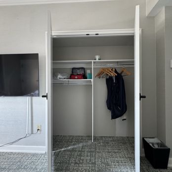 Hilton Milwaukee - Closet - Hotels Near Me - Milwaukee, Wisconsin