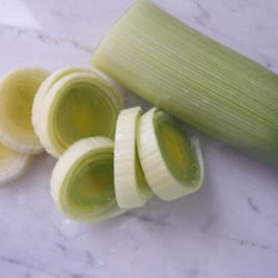 Hofladen Seewadelhof - Der frisch geschnittene Lauch: Ein Geschenk von Mutter Natur