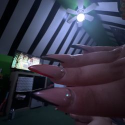 Top Nails - I've only had these nails a few days and it looks like I've had them for weeks. I do not work with my hands.