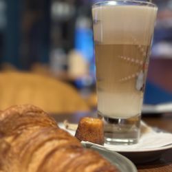 Le Grand Café - Latte Macchiato Vanilla €6.10. Croissant €1.80