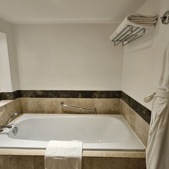The Peninsula Manila - Bathtub - Hotels Near Me - Makati, NCR
