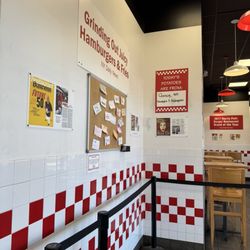 Five Guys - Interior