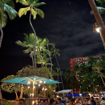 Duke's Waikiki - Outdoor sitting - Hawaiian Near Me - Honolulu, Hawaii