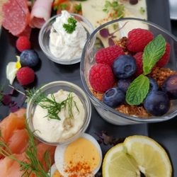 Café Huben - Frühstück mit Lachs, Wurst, Müsli und Quark