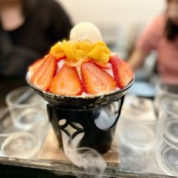 17°C Bubble Tea & Dessert Cafe - Strawberry Mango Ice Pot. @_emwong_