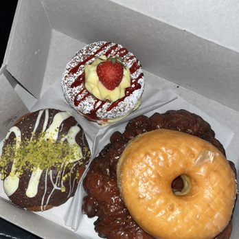 Friendly Donuts - apple fritter & plain & artisan & dubai - Donuts Near Me - Orange, California Friendly Donuts - apple fritter & plain & artisan & dubai - Donuts Near Me - Orange, California