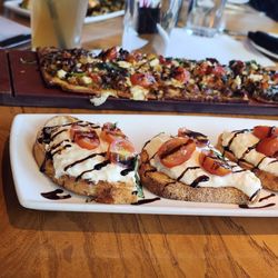 Mama Catena Vino e’ Cucina - Crostini appetizer and flatbread pizza.