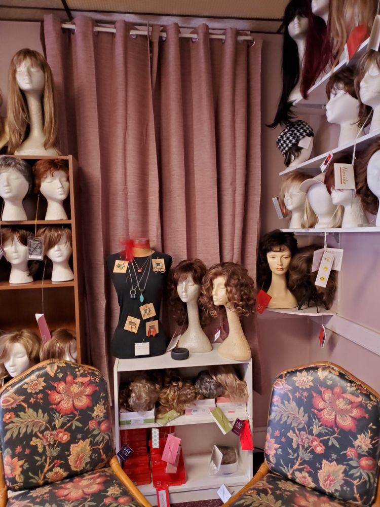 Lynn's Wig Boutique Logo