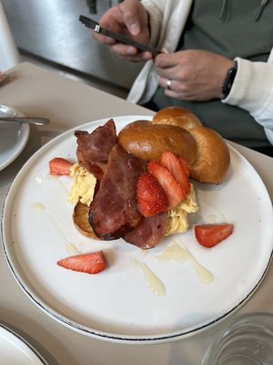 Elaine’s Deli by null