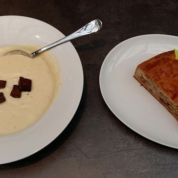 Renners Cafe - Blumenkohlsuppe mit Croutons und im Menü mit einem Stück Apfelkuchen - Cafes Near Me - Munich, BY