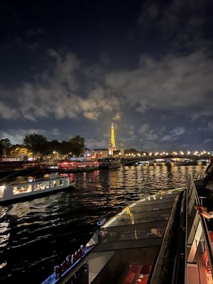 Bateaux-Mouches by null