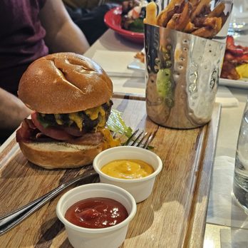 Mojo - Mojo burger - Latin American Near Me - Forest Hills, New York