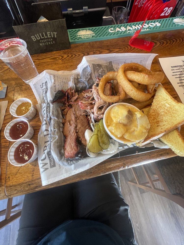Dueling D's BBQ and Grill Logo