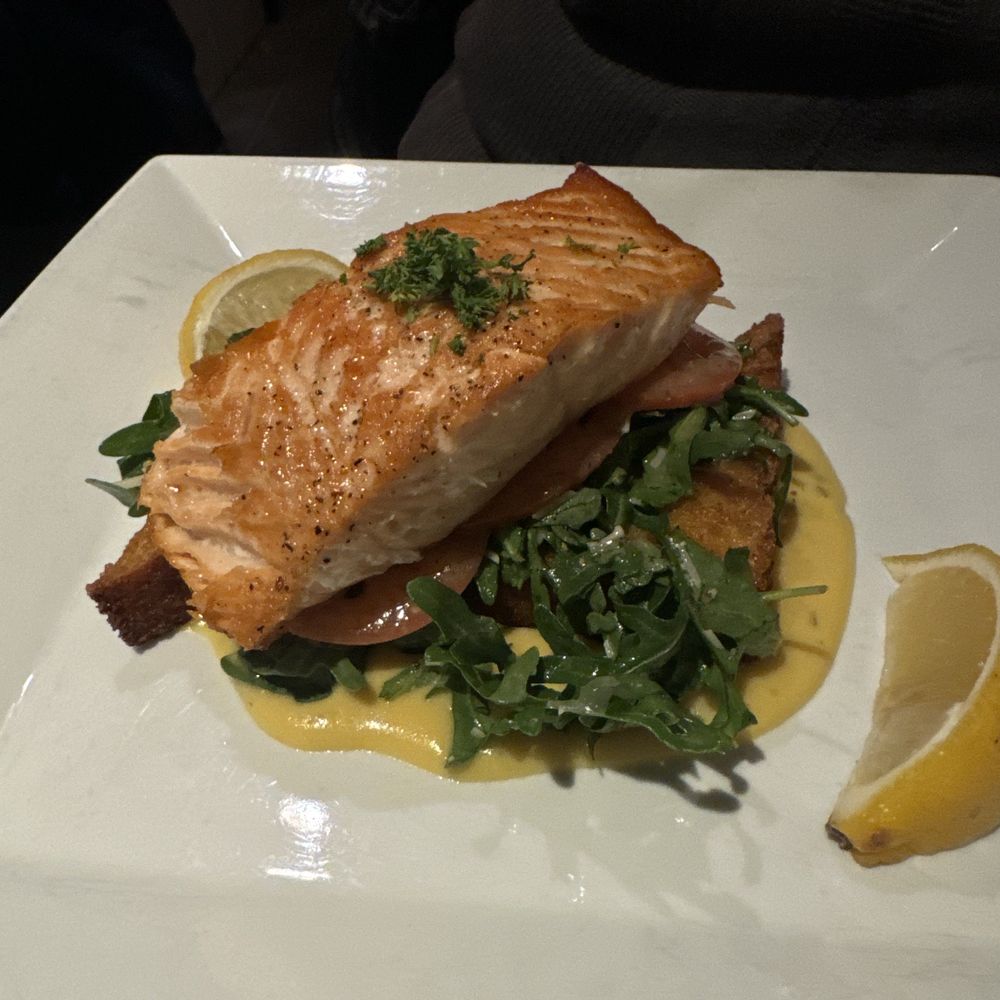 V Restaurant, Bistro & Bar - Salmon on Polenta - New American Near Me - Murphys, California