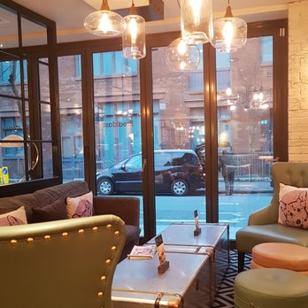 Hub by Premier Inn - Cozy corners in the breakfast area - Hotels Near Me - London, ABE