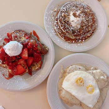 Deja Vu Breakfast Company - Strawberry French toast, Cinnabun pancakes, cheddar biscuits and gravy - Breakfast & Brunch Near Me - Chico, California