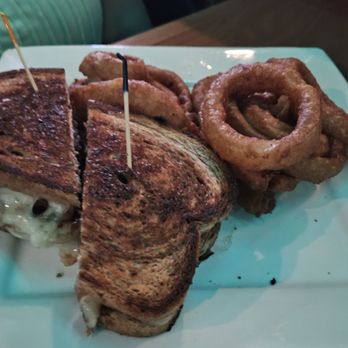 Dubliner Irish Pub & Restaurant - Patty melt with onion rings - Music Venues Near Me - Phoenix, Arizona