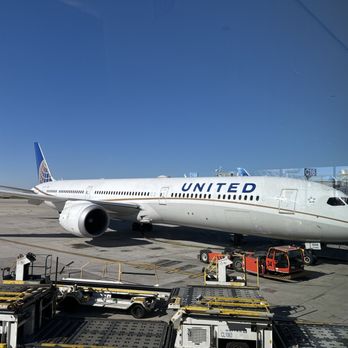 United Club - Table side view - Airport Lounges Near Me - Chicago, Illinois United Club - Table side view - Airport Lounges Near Me - Chicago, Illinois