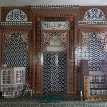 Tawhid Mosque - The member and mehrab are beautifully decorated. - Mosques Near Me - Dietzenbach, HE