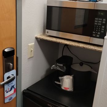 Hampton Inn Ashtabula - Microwave and refrigerator - Hotels Near Me - Austinburg, Ohio