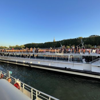 Bateaux Mouches - Coming in to dock - Boat Charters Near Me - Paris, 75